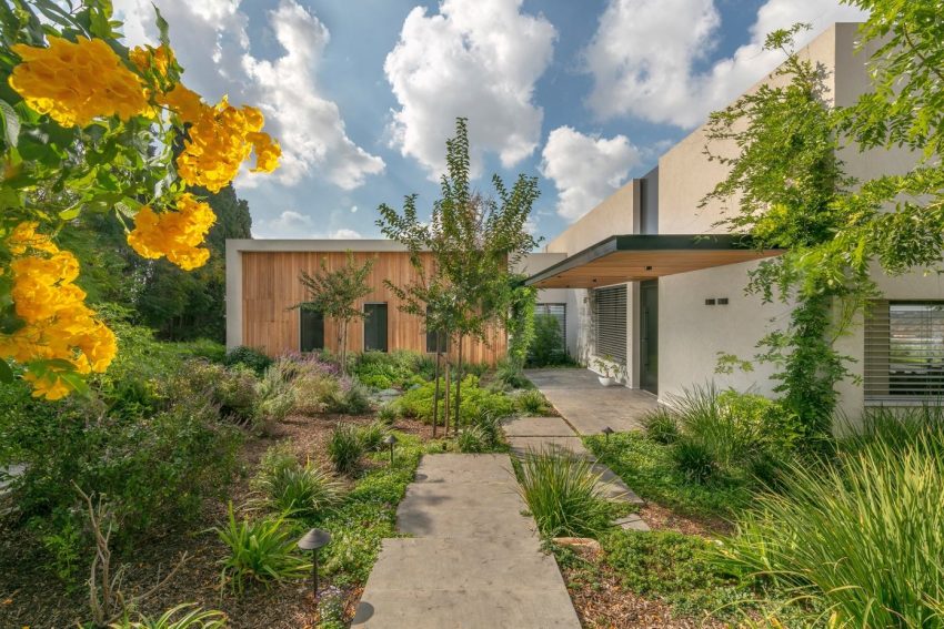 A Contemporary House Full of Charm in Givat Nili, Israel by Itzik Niv (2)