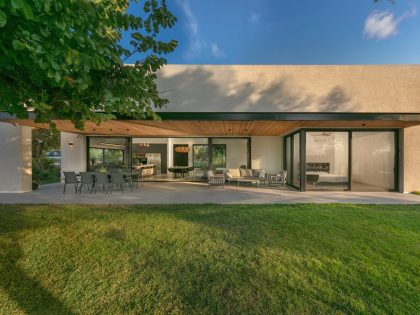A Contemporary House Full of Charm in Givat Nili, Israel by Itzik Niv (20)