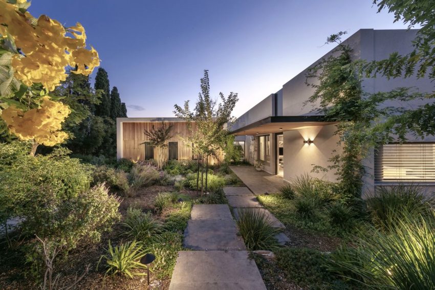 A Contemporary House Full of Charm in Givat Nili, Israel by Itzik Niv (22)