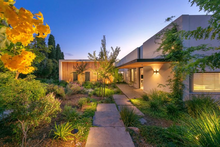 A Contemporary House Full of Charm in Givat Nili, Israel by Itzik Niv (23)