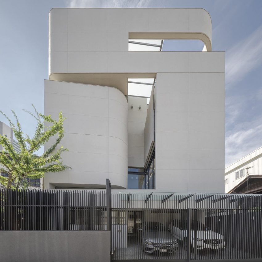 A Contemporary House Made of Wood, Concrete, Steel, Glass and Stone in Bangkok, Thailand by Kuanchanok Pakavaleetorn Architects (2)