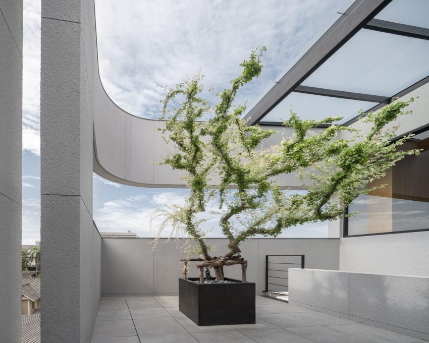 A Contemporary House Made of Wood, Concrete, Steel, Glass and Stone in Bangkok, Thailand by Kuanchanok Pakavaleetorn Architects (20)