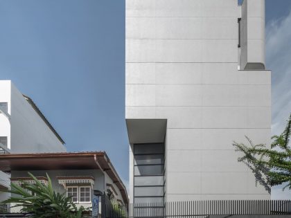 A Contemporary House Made of Wood, Concrete, Steel, Glass and Stone in Bangkok, Thailand by Kuanchanok Pakavaleetorn Architects (21)