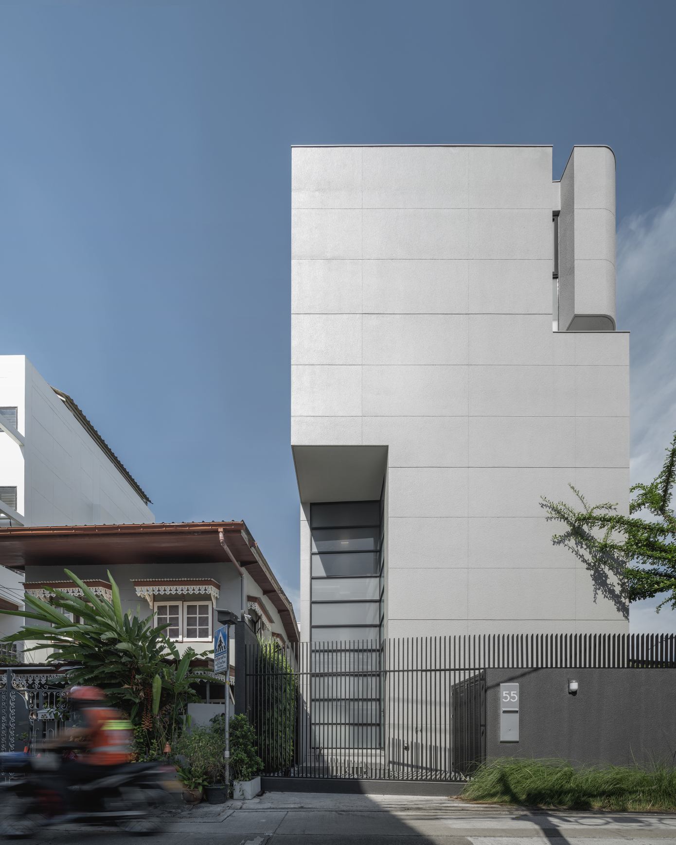 A Contemporary House Made of Wood, Concrete, Steel, Glass and Stone in Bangkok, Thailand by Kuanchanok Pakavaleetorn Architects (21)