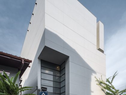 A Contemporary House Made of Wood, Concrete, Steel, Glass and Stone in Bangkok, Thailand by Kuanchanok Pakavaleetorn Architects (22)