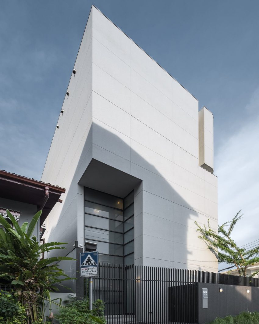 A Contemporary House Made of Wood, Concrete, Steel, Glass and Stone in Bangkok, Thailand by Kuanchanok Pakavaleetorn Architects (22)