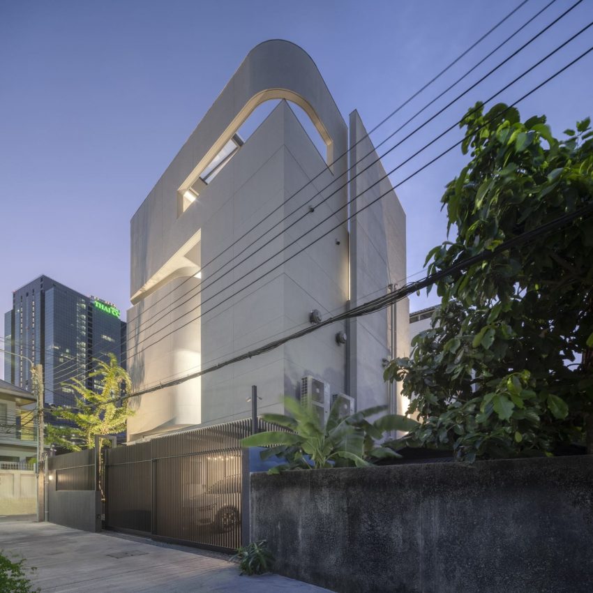 A Contemporary House Made of Wood, Concrete, Steel, Glass and Stone in Bangkok, Thailand by Kuanchanok Pakavaleetorn Architects (24)