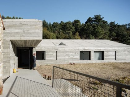 A Contemporary House Perched on a Bluff and Surrounded by Dense Pine Forests in Guarda, Portugal by Filipe Pina + David Bilo (22)