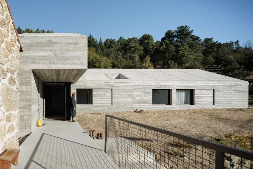 A Contemporary House Perched on a Bluff and Surrounded by Dense Pine Forests in Guarda, Portugal by Filipe Pina + David Bilo (22)