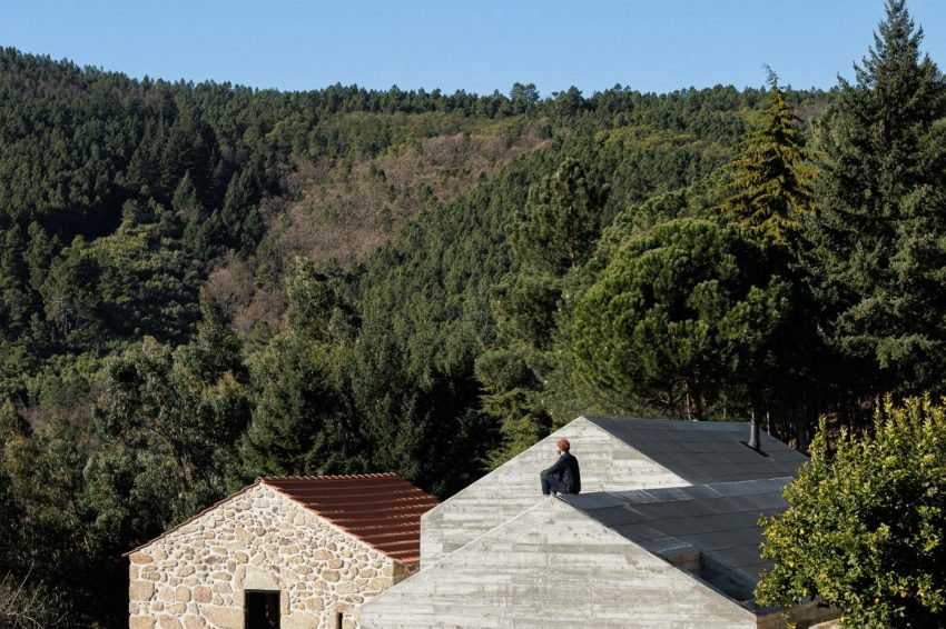 A Contemporary House Perched on a Bluff and Surrounded by Dense Pine Forests in Guarda, Portugal by Filipe Pina + David Bilo (23)