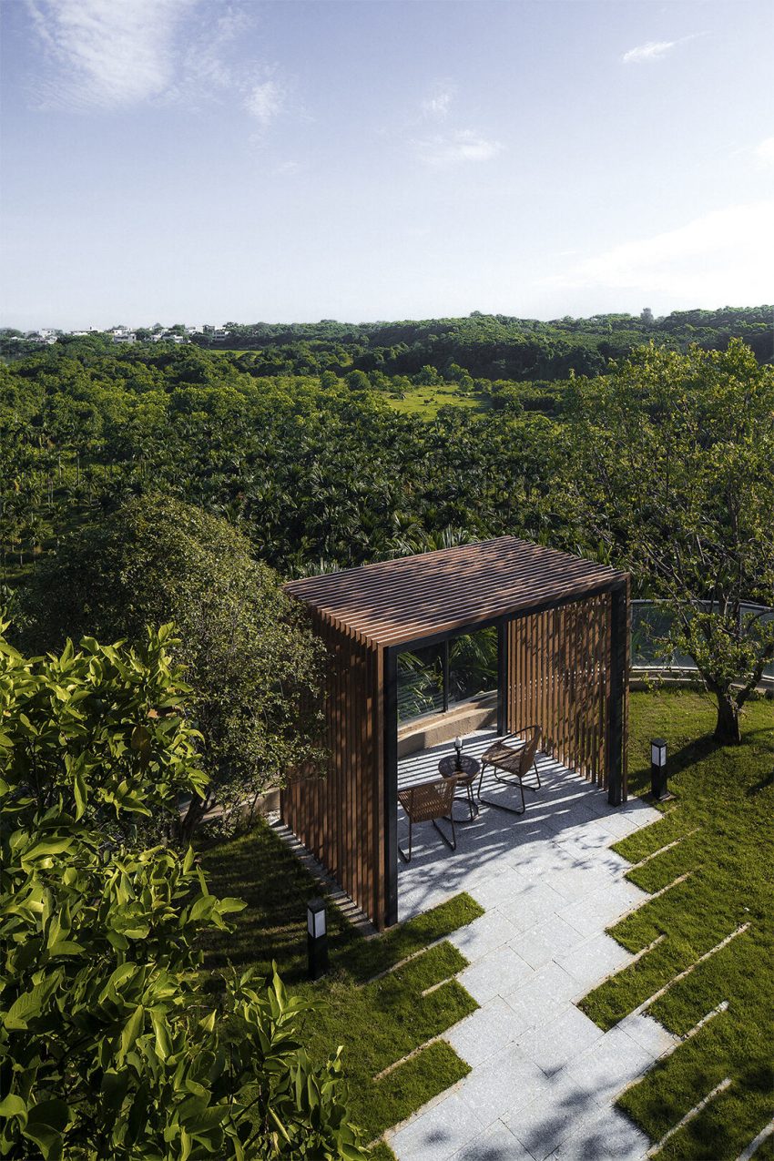 A Luxury Modern House Offers an Open View of a Meadow in Haikou, China by 31 Design (20)