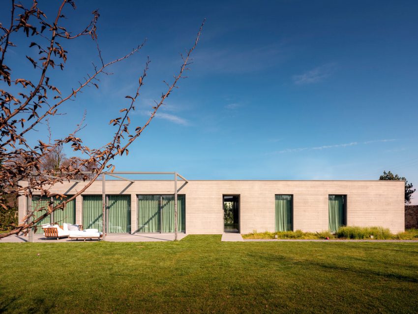 A Minimalist House Made of Concrete and Glass in Dosson, Italy by Zaa Zanon Architetti Associati (1)