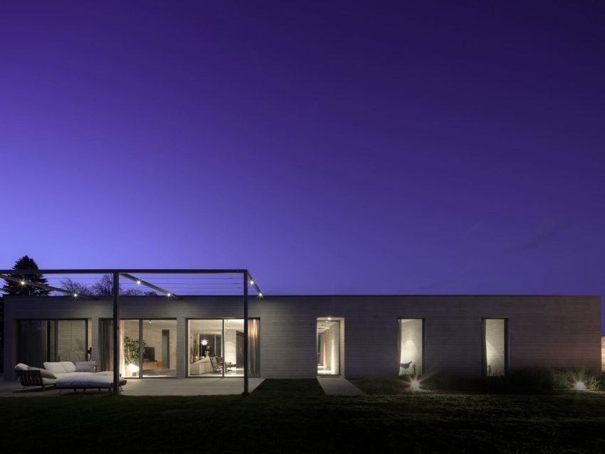 A Minimalist House Made of Concrete and Glass in Dosson, Italy by Zaa Zanon Architetti Associati (11)