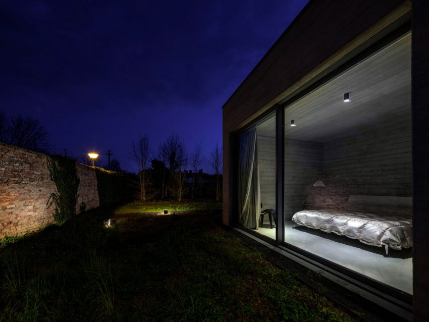 A Minimalist House Made of Concrete and Glass in Dosson, Italy by Zaa Zanon Architetti Associati (8)