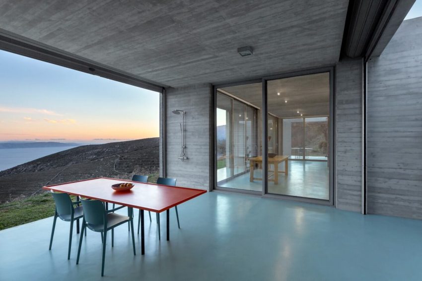 A Minimalist Summer House Made of Concrete in Kea Kithnos, Greece by En-route-architecture- (12)