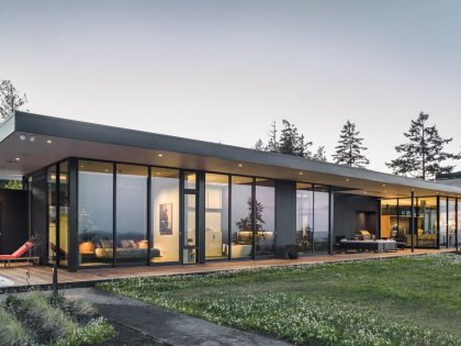 A Modern Home Offers Stunning Views of Five Different Mountain Ranges in Oregon, USA by Scott Edwards Architecture (13)