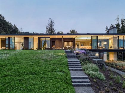 A Modern Home Offers Stunning Views of Five Different Mountain Ranges in Oregon, USA by Scott Edwards Architecture (14)