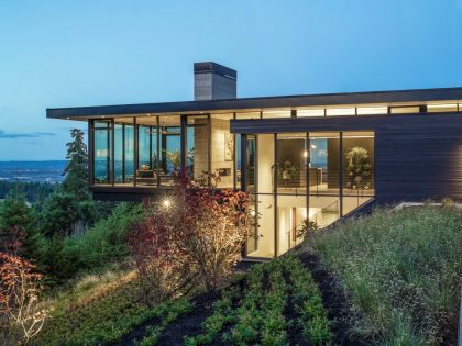A Modern Home Offers Stunning Views of Five Different Mountain Ranges in Oregon, USA by Scott Edwards Architecture (15)