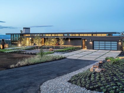 A Modern Home Offers Stunning Views of Five Different Mountain Ranges in Oregon, USA by Scott Edwards Architecture (16)