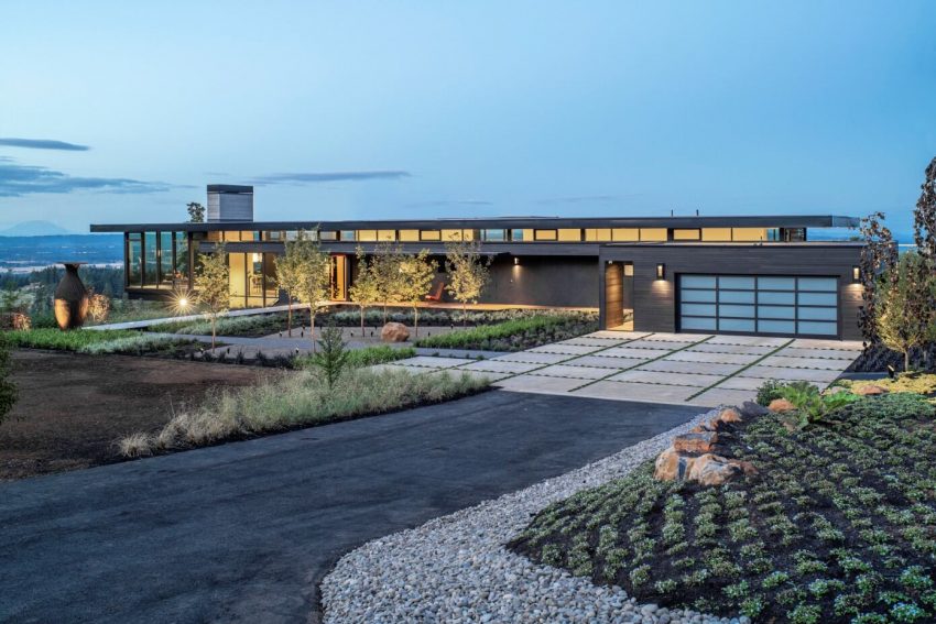 A Modern Home Offers Stunning Views of Five Different Mountain Ranges in Oregon, USA by Scott Edwards Architecture (16)