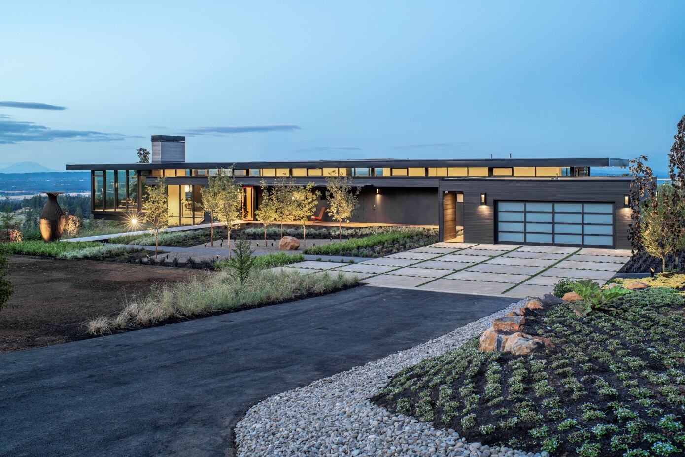 A Modern Home Offers Stunning Views of Five Different Mountain Ranges in Oregon, USA by Scott Edwards Architecture (16)