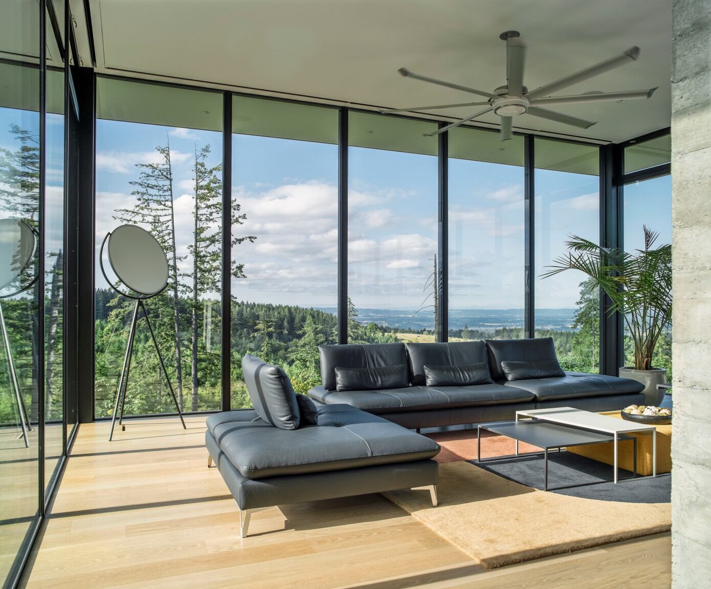 A Modern Home Offers Stunning Views of Five Different Mountain Ranges in Oregon, USA by Scott Edwards Architecture (7)