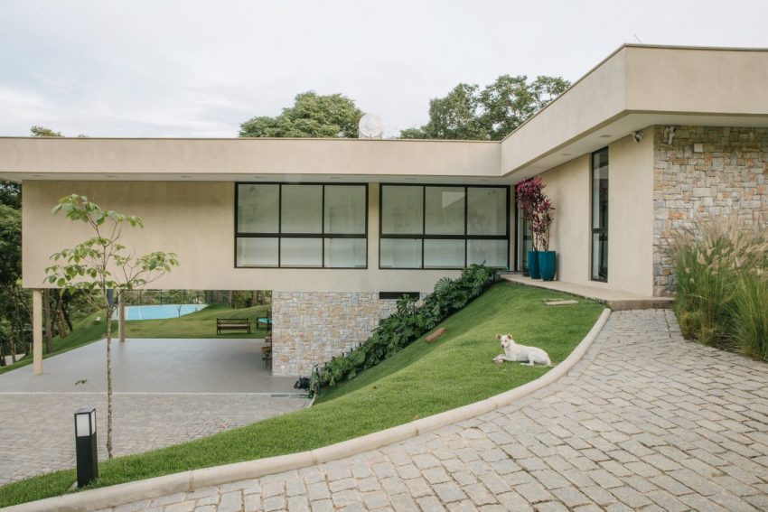 A Modern House Exudes Elegance with Stylish Contemporary Interiors in Betim, Brazil by Liga Arquitetura e Urbanismo (16)