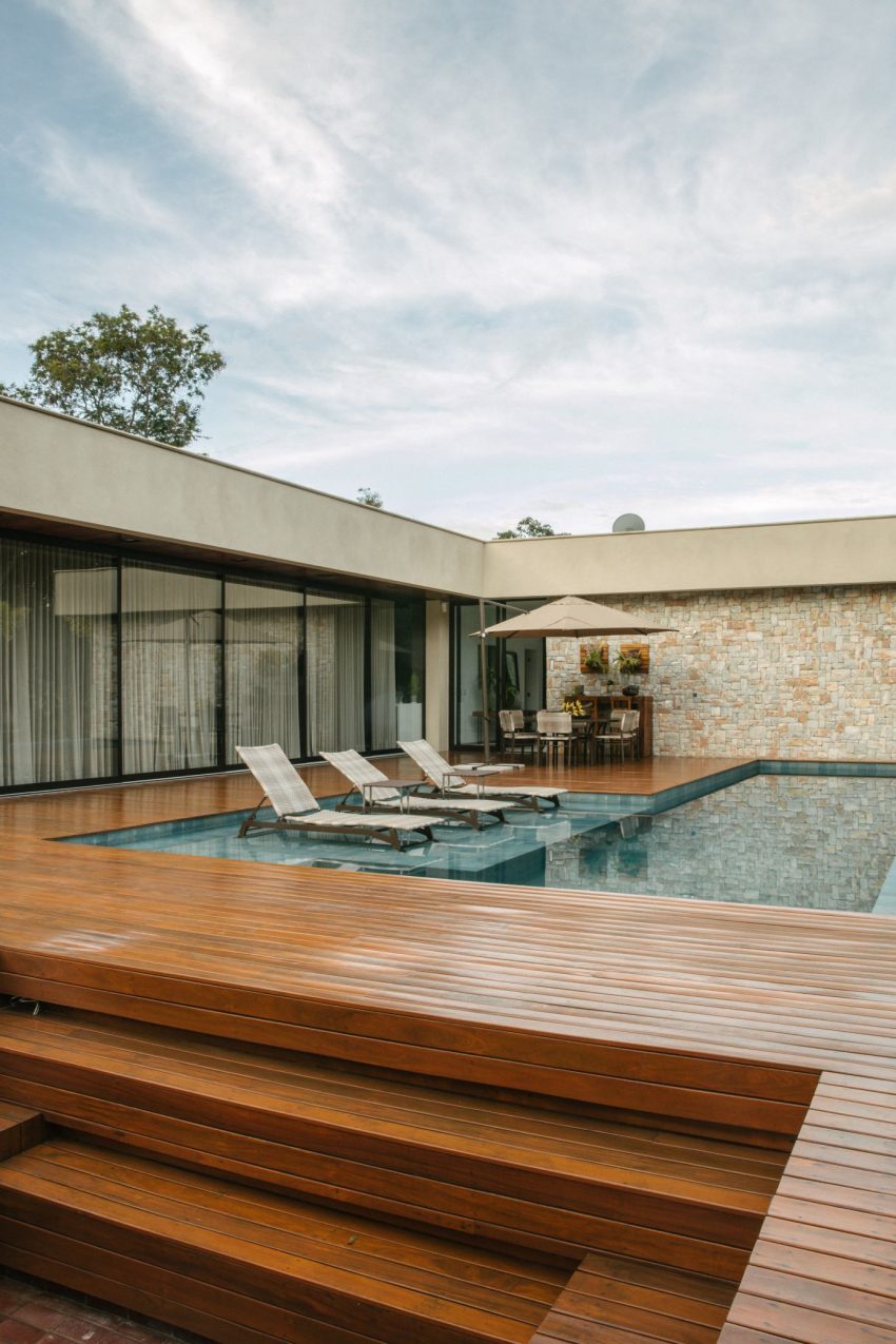 A Modern House Exudes Elegance with Stylish Contemporary Interiors in Betim, Brazil by Liga Arquitetura e Urbanismo (20)