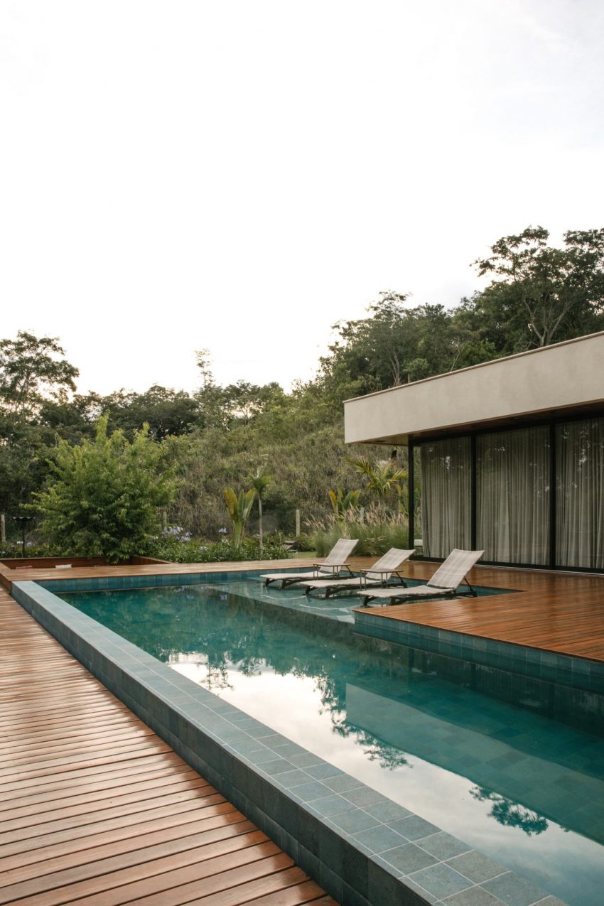 A Modern House Exudes Elegance with Stylish Contemporary Interiors in Betim, Brazil by Liga Arquitetura e Urbanismo (21)