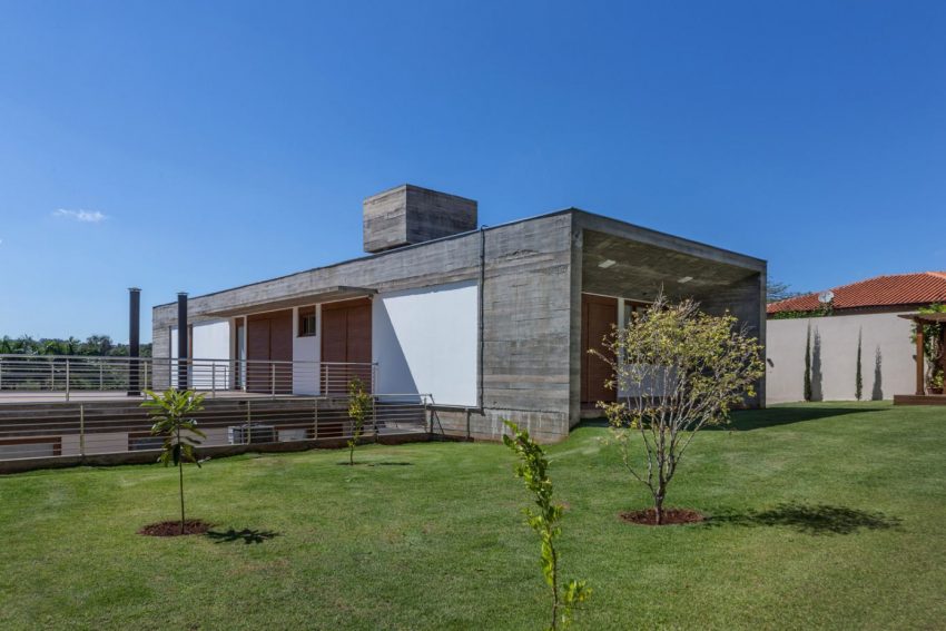 A Modern House with a Palette of Wood, Concrete, Stone and Steel in Maringá, Brazil by Grupo Pr (13)