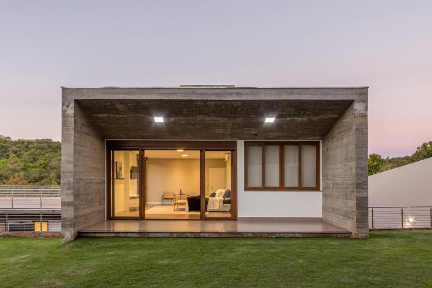 A Modern House with a Palette of Wood, Concrete, Stone and Steel in Maringá, Brazil by Grupo Pr (15)