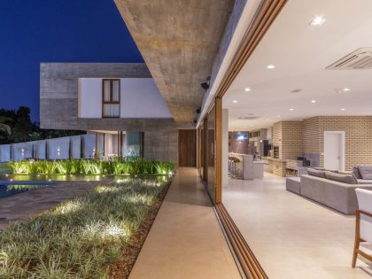 A Modern House with a Palette of Wood, Concrete, Stone and Steel in Maringá, Brazil by Grupo Pr (16)