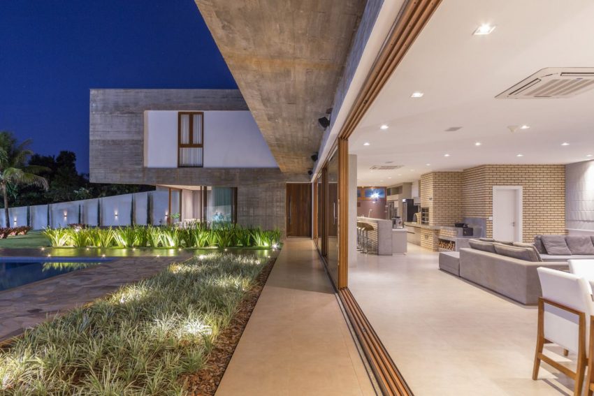 A Modern House with a Palette of Wood, Concrete, Stone and Steel in Maringá, Brazil by Grupo Pr (16)