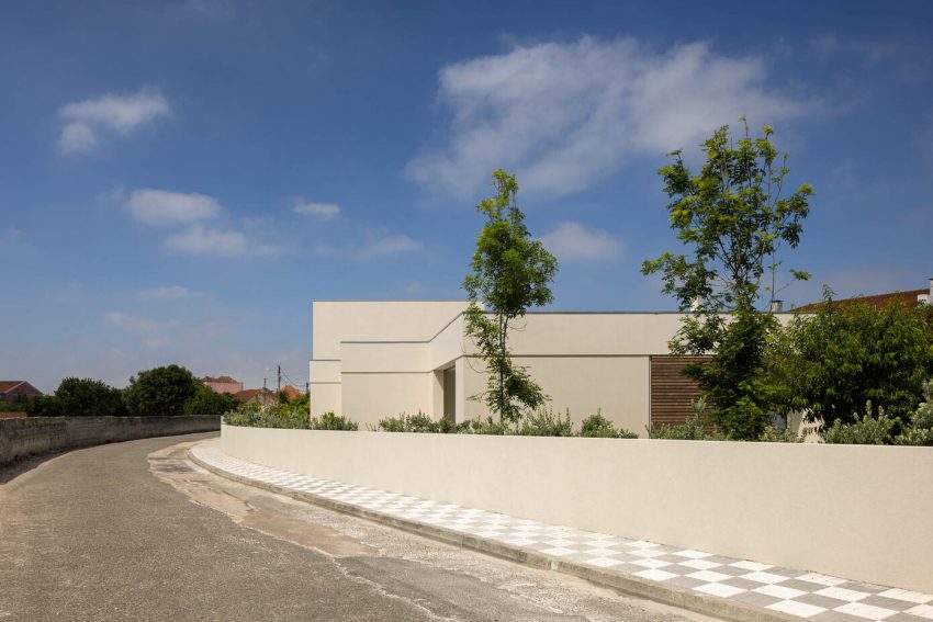 A Modern and Elegant Two-Story Home with Impressive Interiors in Ílhavo, Portugal by M2 Senos (22)