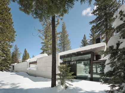 A Mountain Home Features Poured-in-Place Concrete with an Imposing Steel Tower in Truckee, California by Olson Kundig (1)