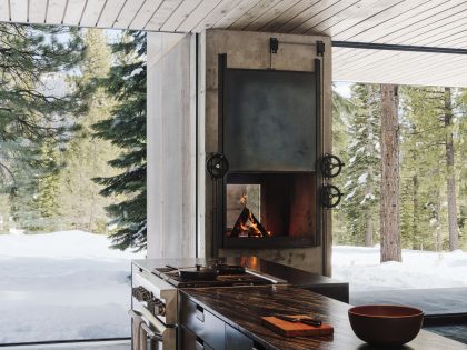 A Mountain Home Features Poured-in-Place Concrete with an Imposing Steel Tower in Truckee, California by Olson Kundig (10)