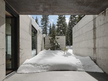 A Mountain Home Features Poured-in-Place Concrete with an Imposing Steel Tower in Truckee, California by Olson Kundig (20)