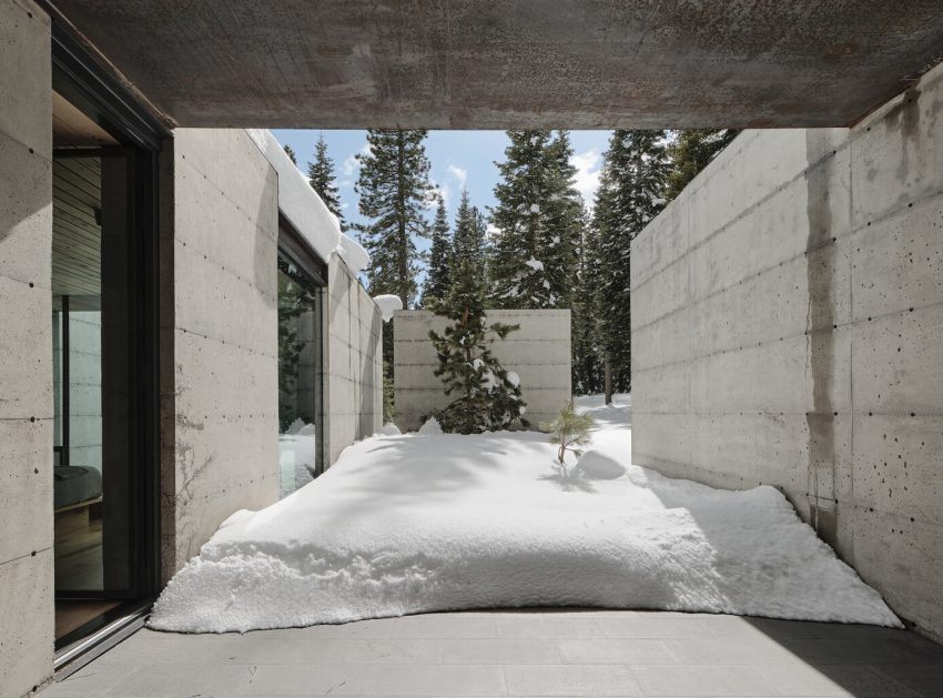 A Mountain Home Features Poured-in-Place Concrete with an Imposing Steel Tower in Truckee, California by Olson Kundig (20)