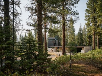 A Mountain Home Features Poured-in-Place Concrete with an Imposing Steel Tower in Truckee, California by Olson Kundig (23)