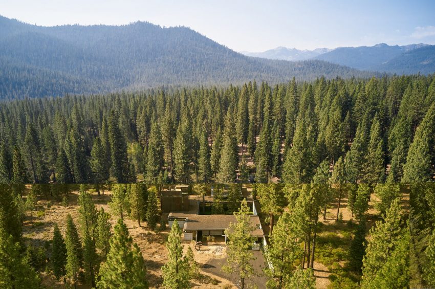 A Mountain Home Features Poured-in-Place Concrete with an Imposing Steel Tower in Truckee, California by Olson Kundig (31)