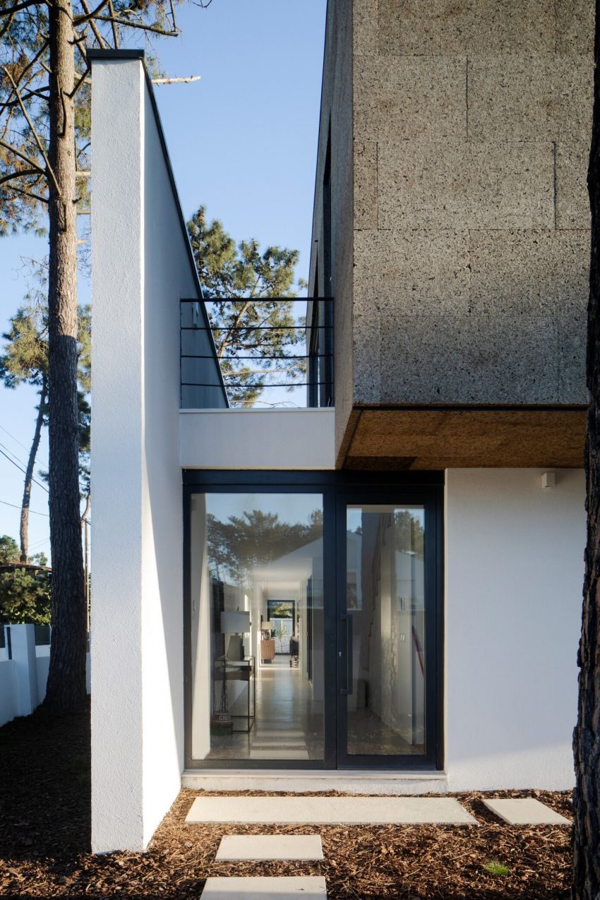 A Playful Contemporary Home in the Serene Woodlands of Aroeira, Portugal by Inês Brandão (13)