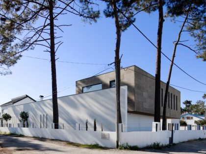 A Playful Contemporary Home in the Serene Woodlands of Aroeira, Portugal by Inês Brandão (3)