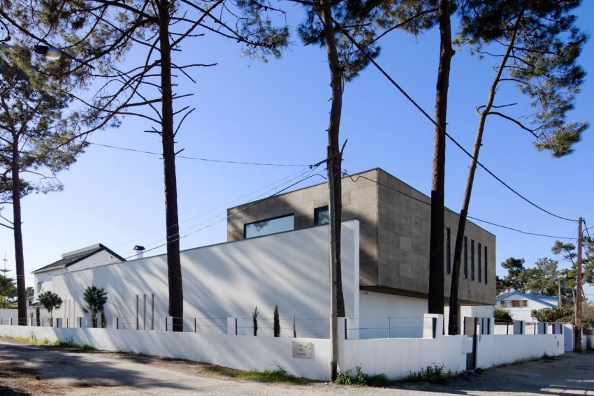 A Playful Contemporary Home in the Serene Woodlands of Aroeira, Portugal by Inês Brandão (3)