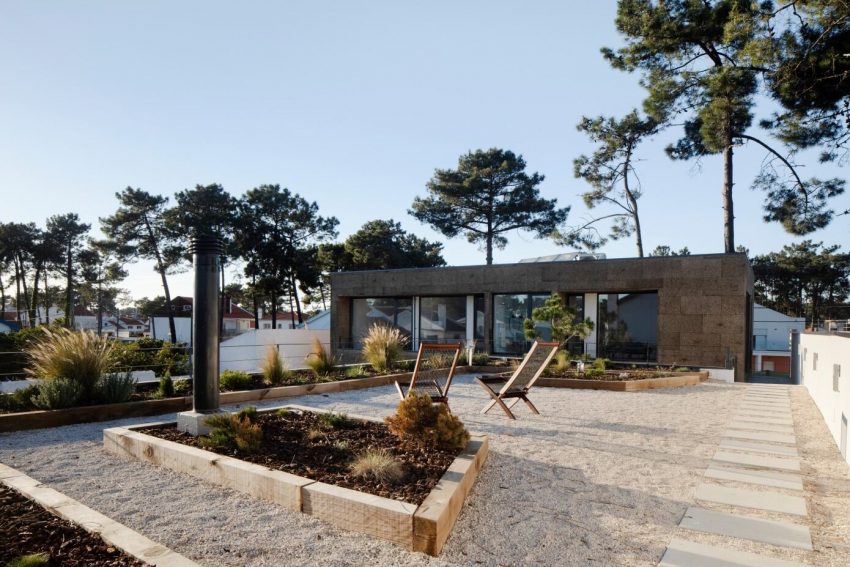 A Playful Contemporary Home in the Serene Woodlands of Aroeira, Portugal by Inês Brandão (8)