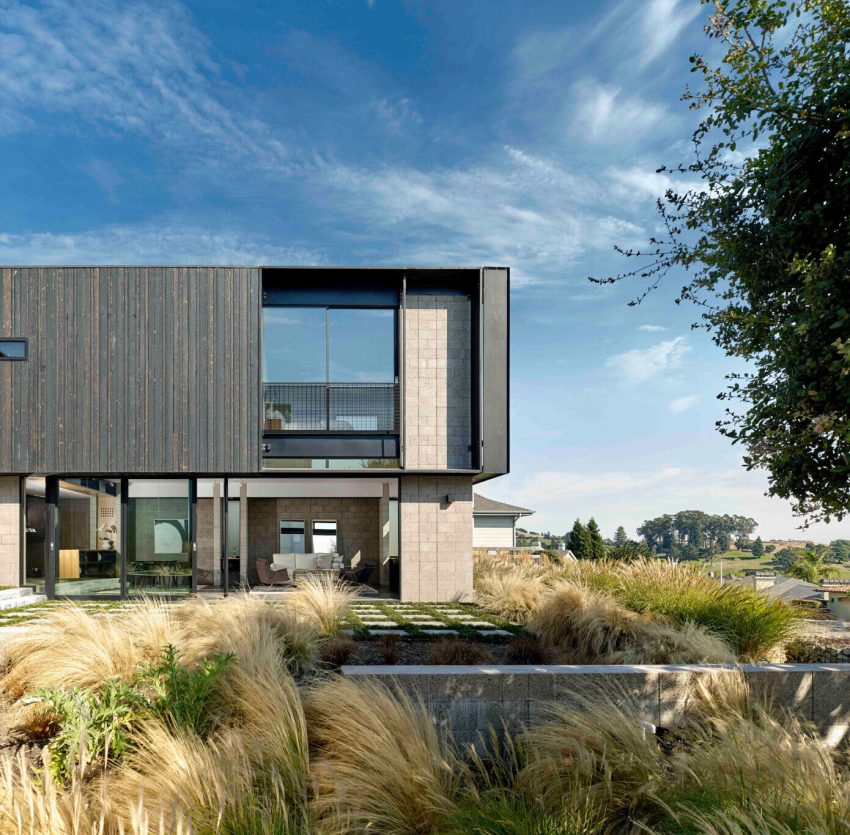 A Sleek Contemporary Home with a Homey, Warm Feel in Oakland, California by Parco Studio (1)