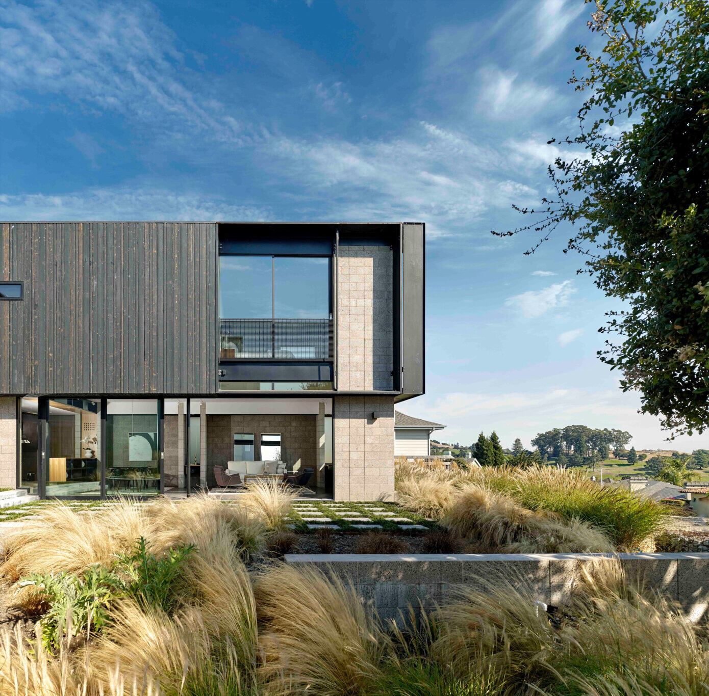 A Sleek Contemporary Home with a Homey, Warm Feel in Oakland, California by Parco Studio (1)
