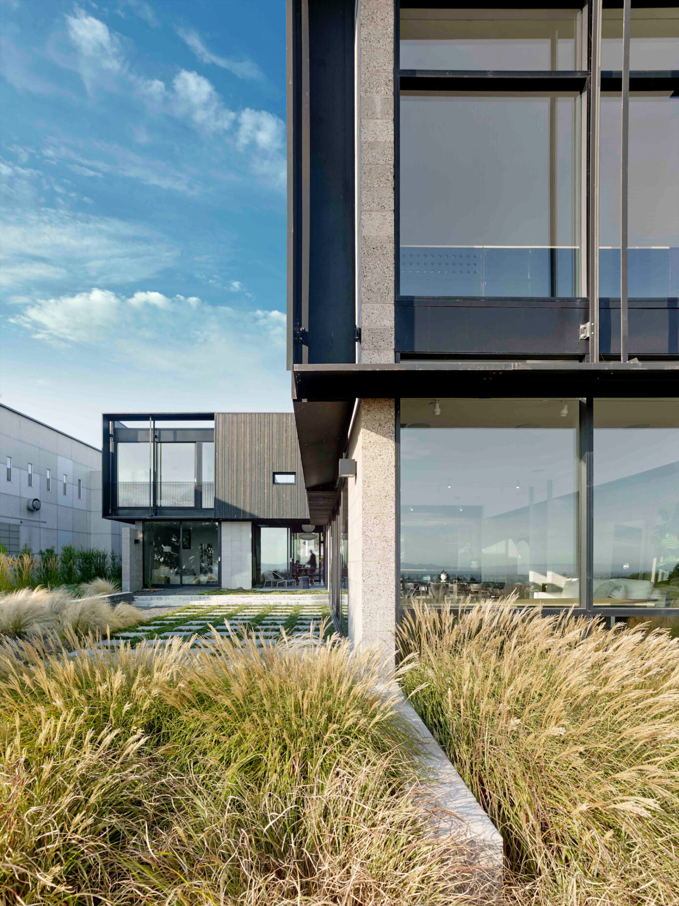 A Sleek Contemporary Home with a Homey, Warm Feel in Oakland, California by Parco Studio (10)