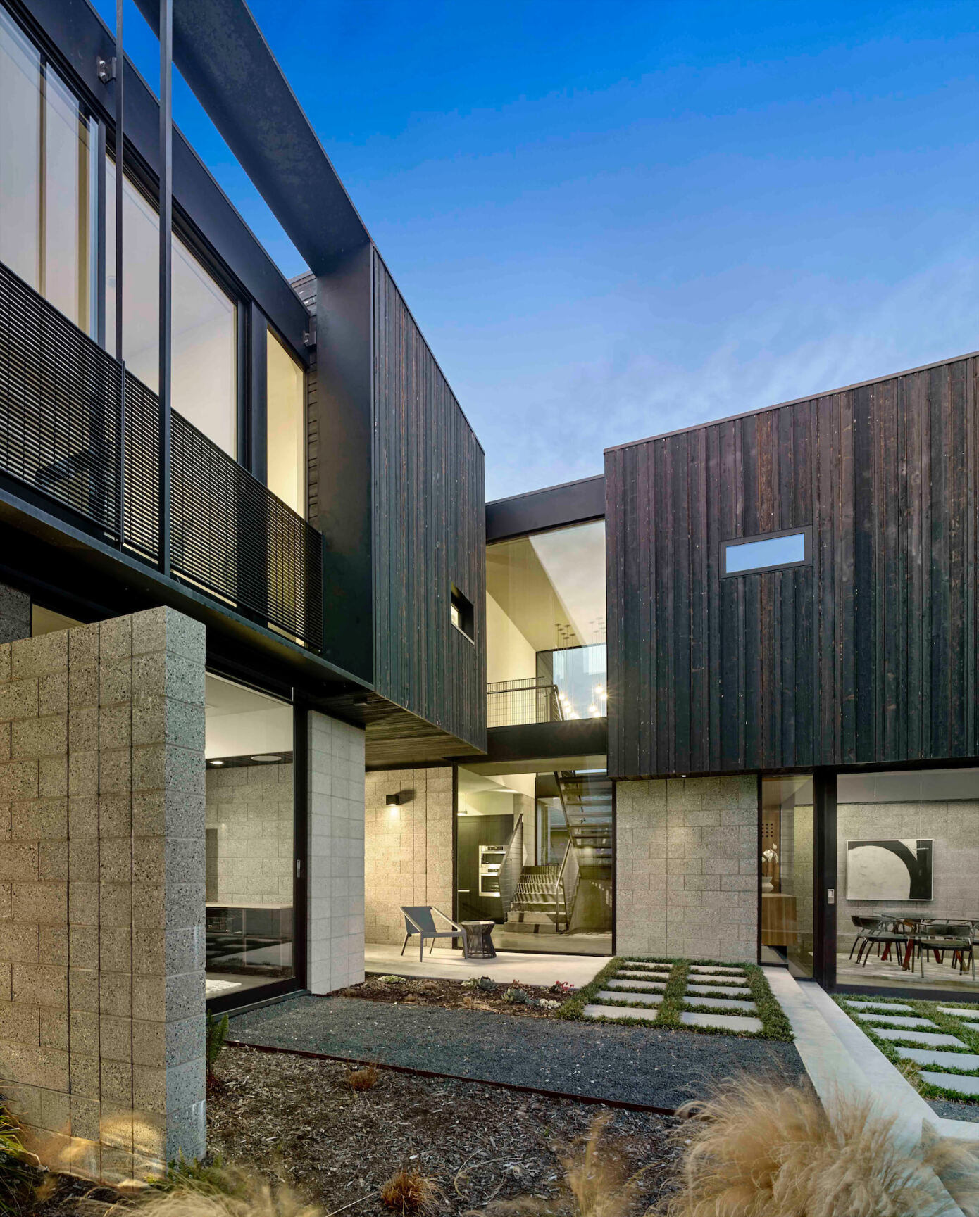 A Sleek Contemporary Home with a Homey, Warm Feel in Oakland, California by Parco Studio (13)