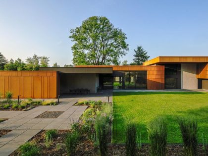 A Sophisticated House Made Of Corten, Wood and Concrete in Tuscany, Italy by Reform Architekt (1)