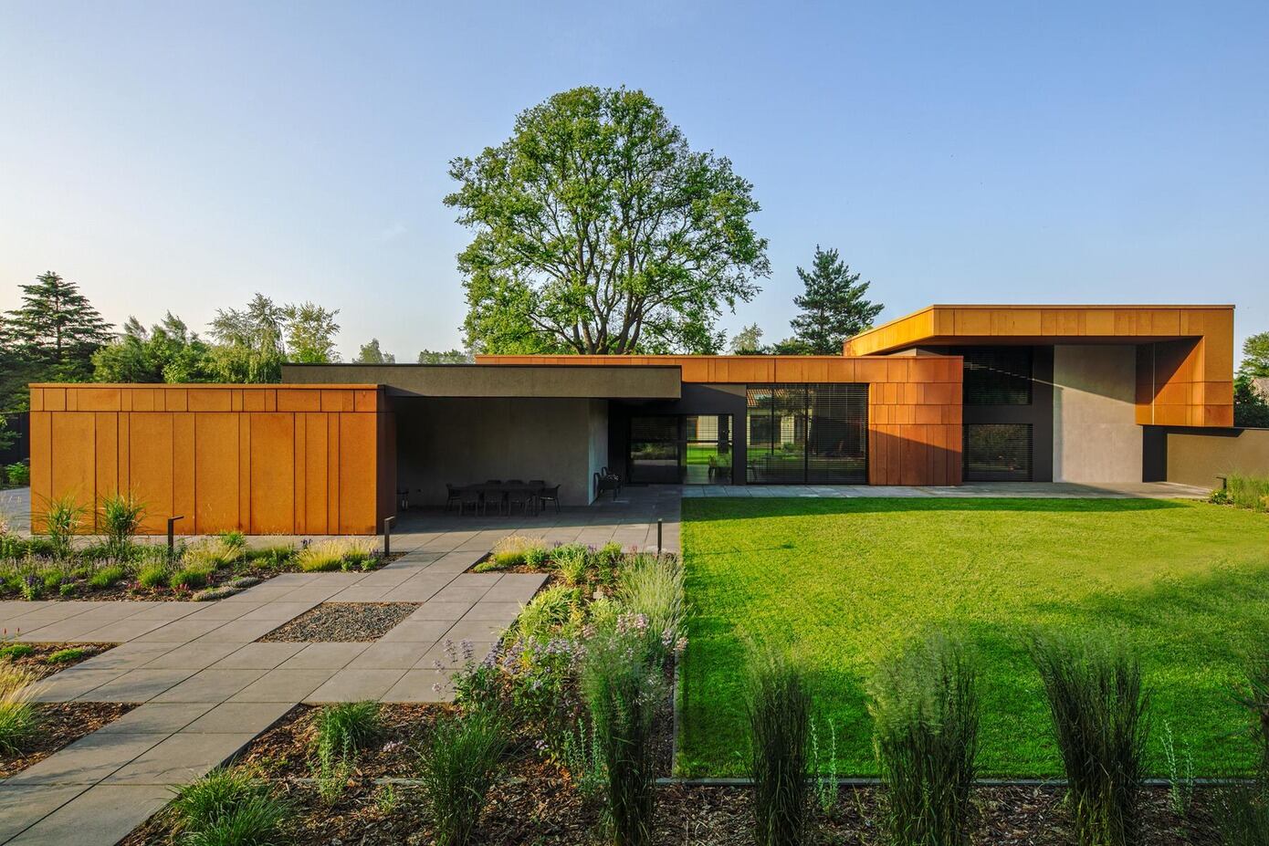 A Sophisticated House Made Of Corten, Wood and Concrete in Tuscany, Italy by Reform Architekt (1)